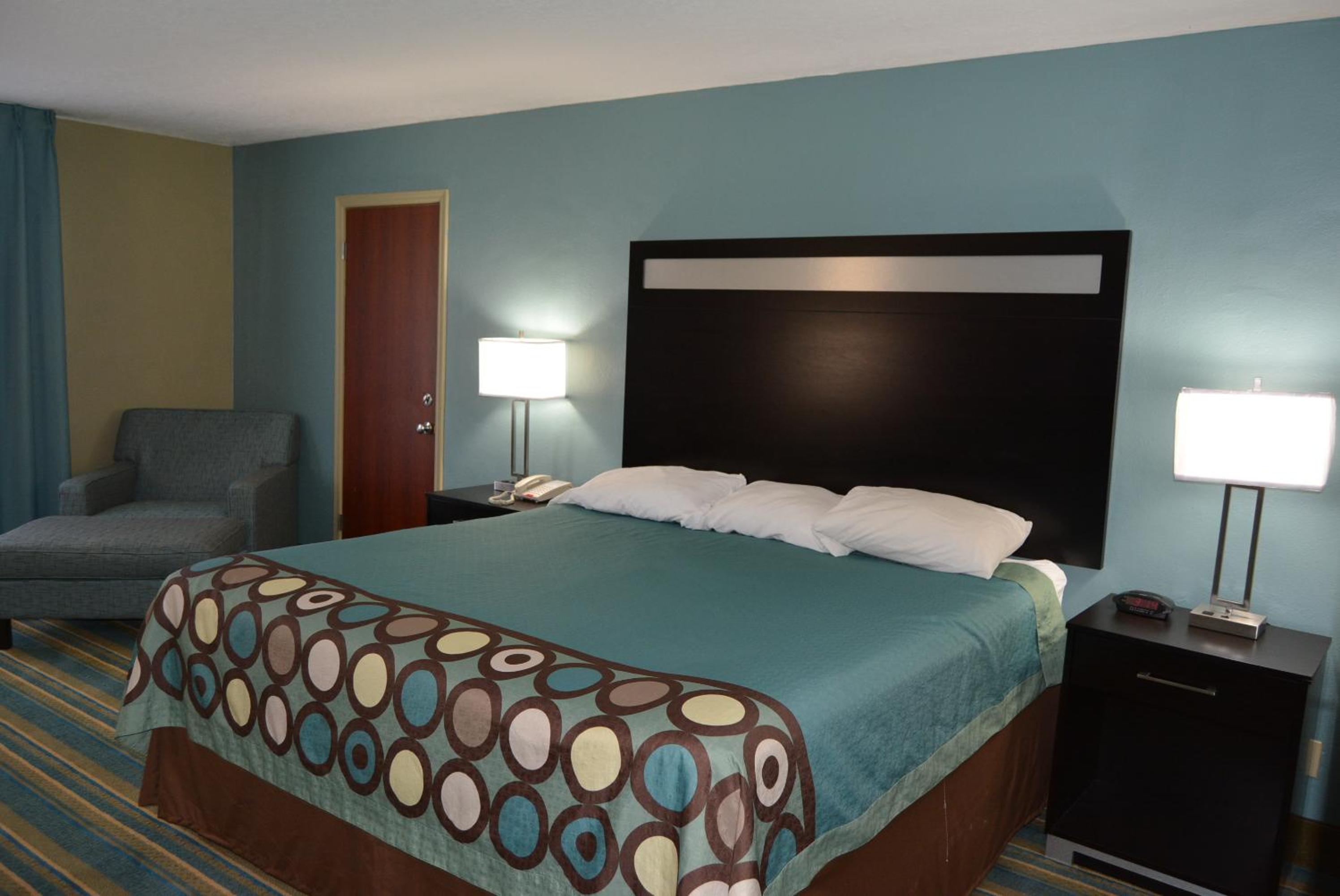 Super 8 by Wyndham Sulphur - Property Image 1