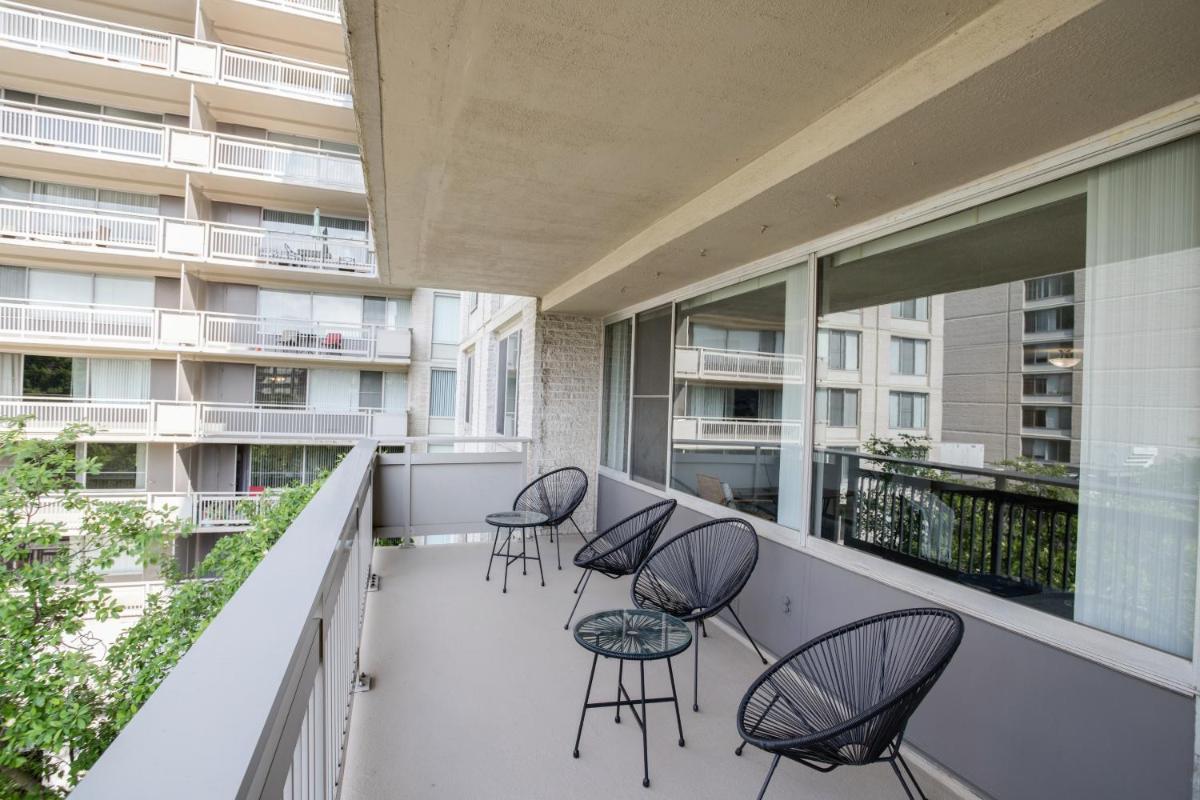 Spectacular 2/2 Apt @Crystal City With Gym