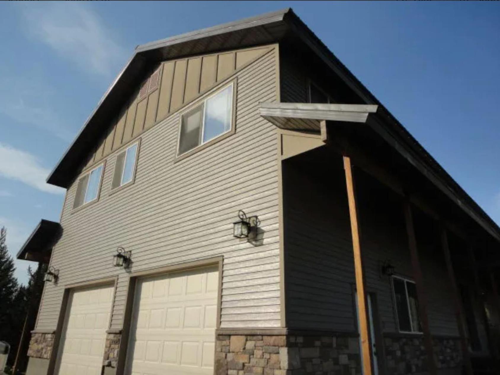 Hotel Yellowstone Getaway in Beautiful Box Canyon - Image 1