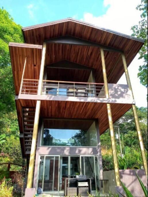 Tortuga Premium Riverfront Jungle Villa with Jacuzzi and Pool