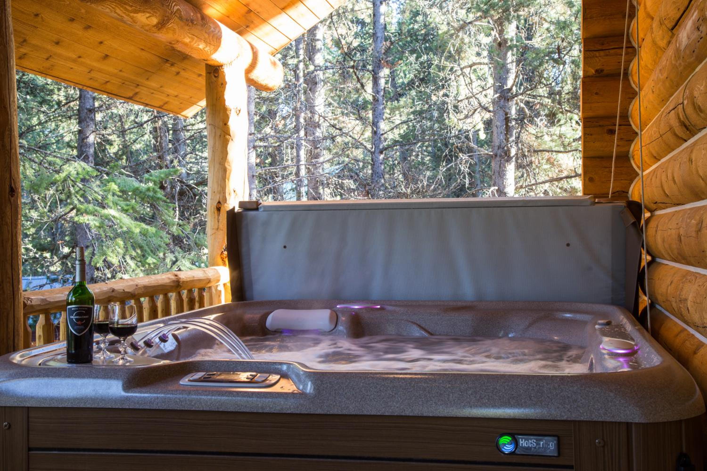 Lumberjack Lodge by KABINO Hot Tub Fire Pit Satellite WiFi Grill Large Porch