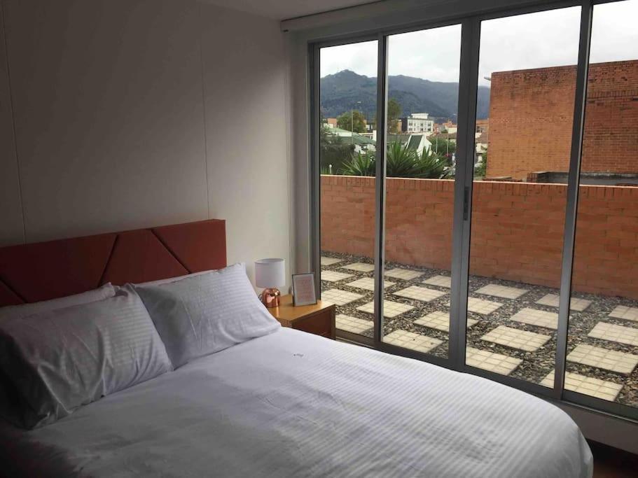 Apartamento con terraza privada- Clinica Reina Sofía