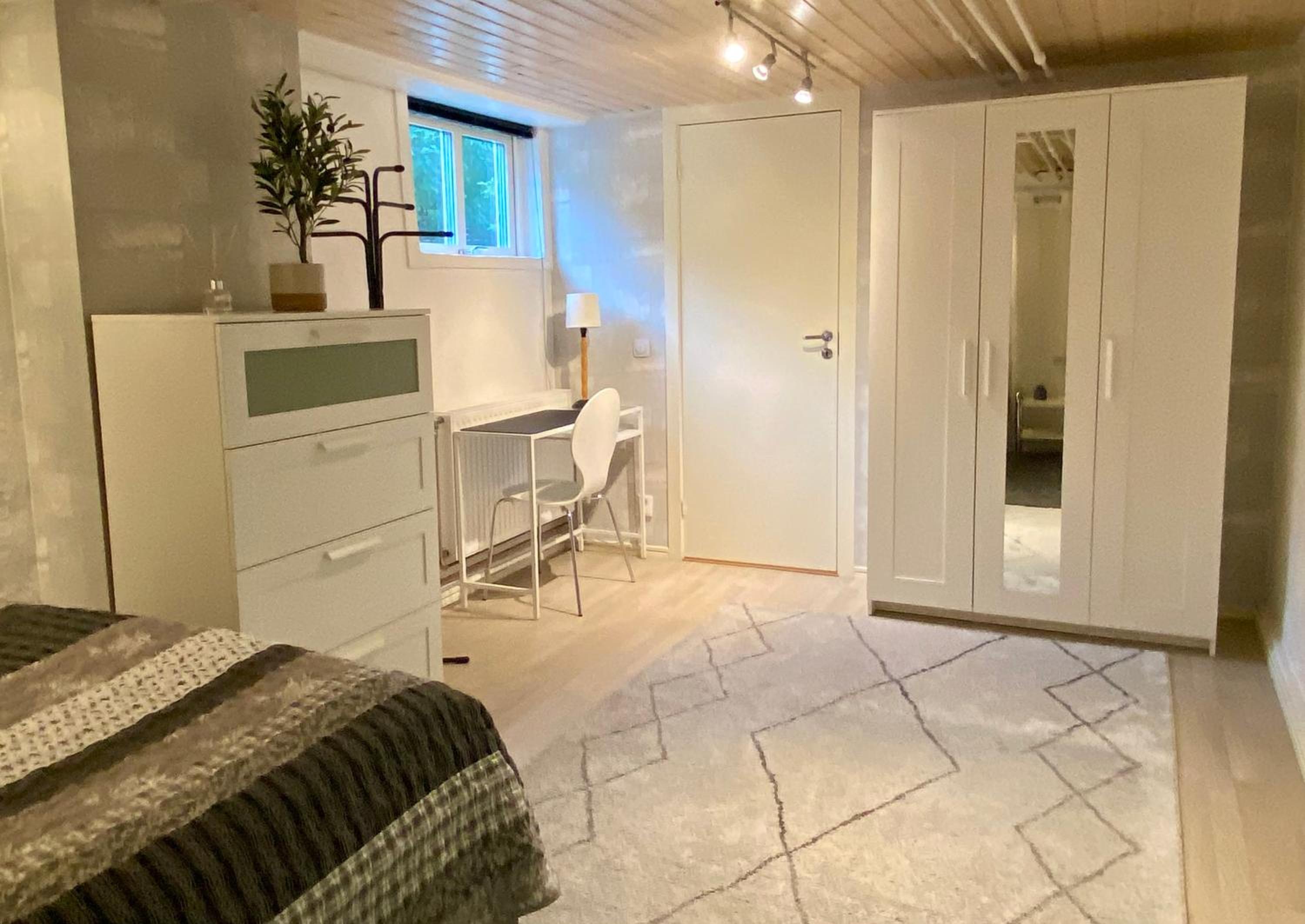 Lower floor of 50 sqm in nice villa with parking