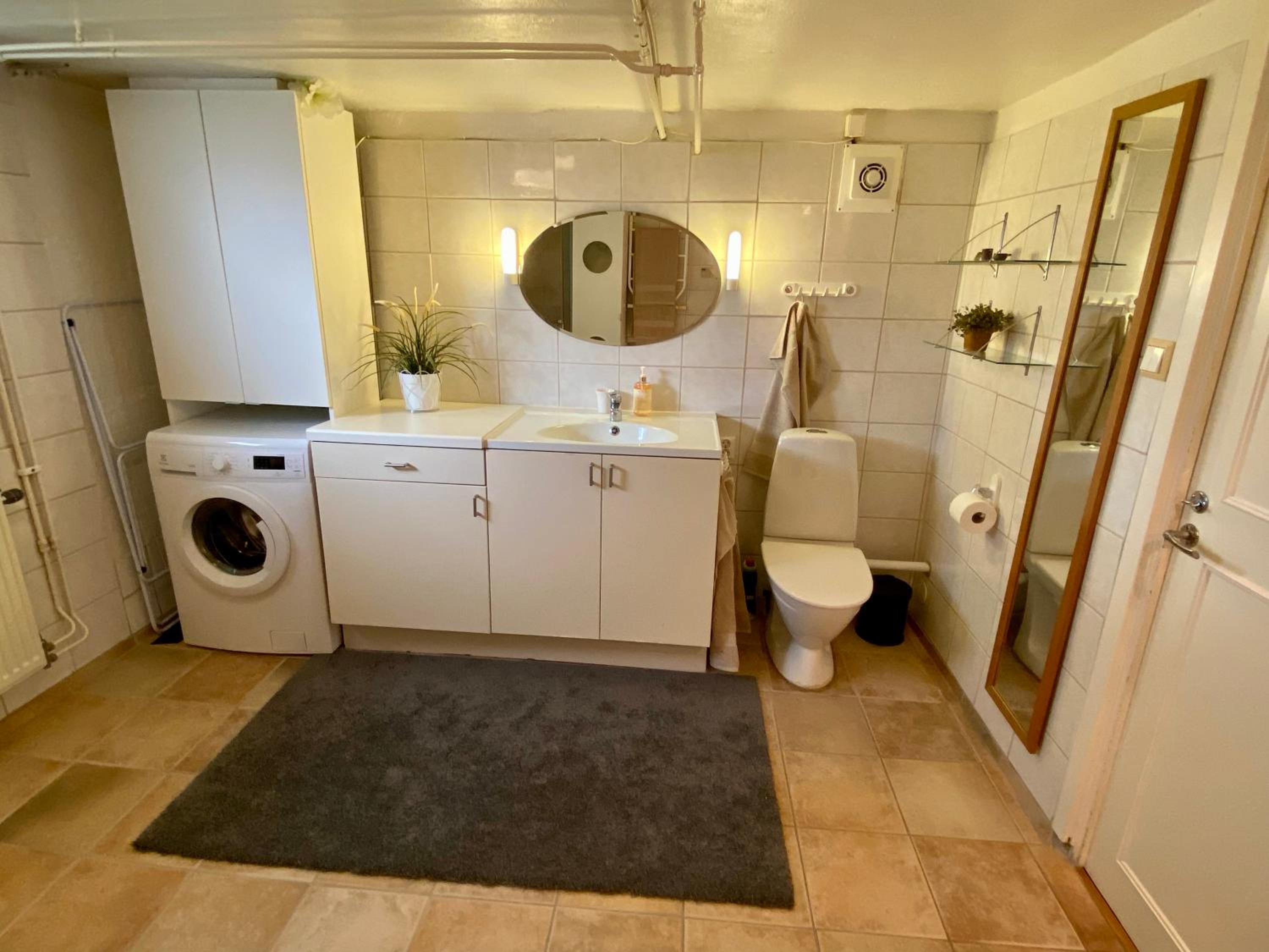 Lower floor of 50 sqm in nice villa with parking