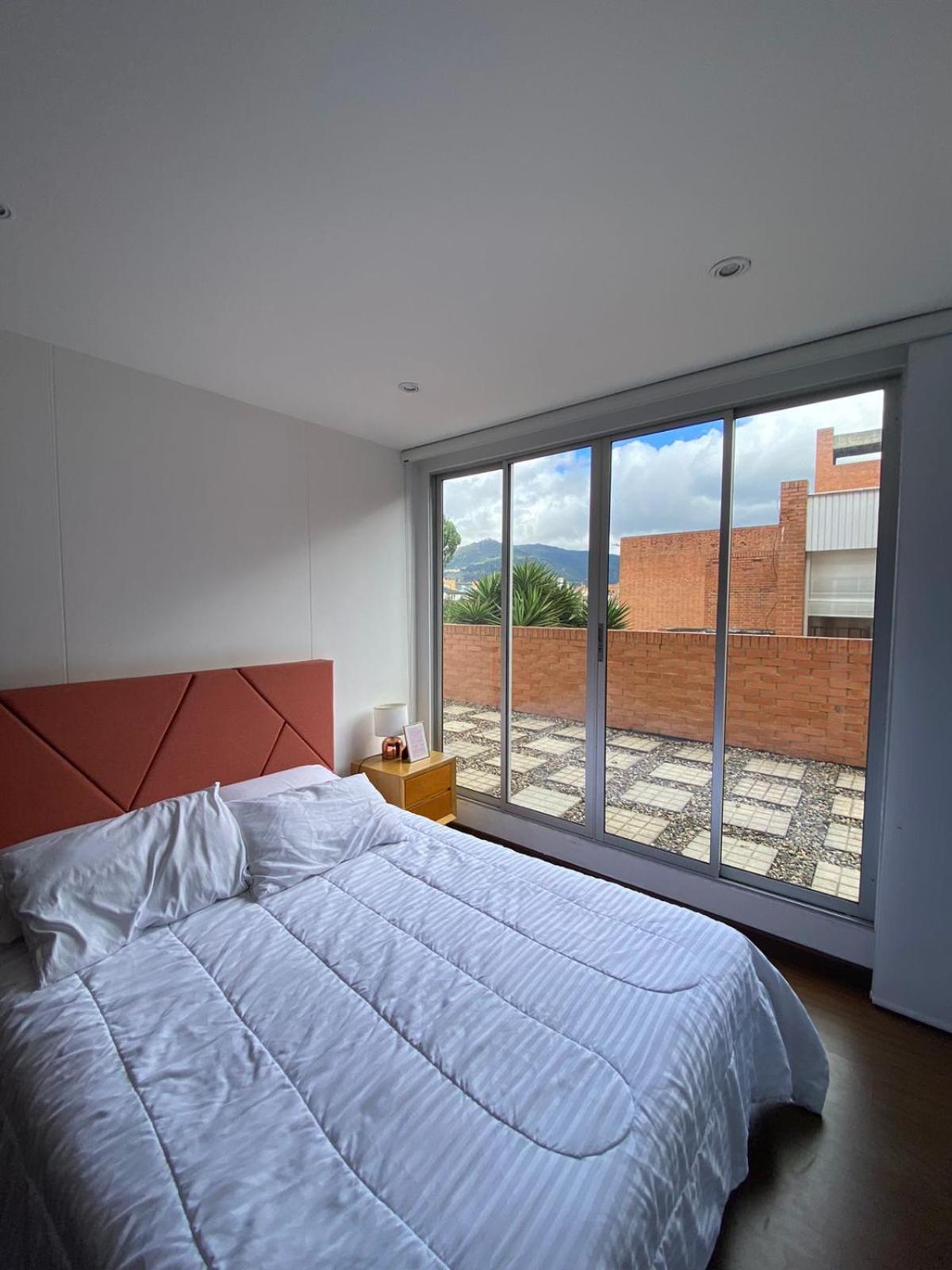 Apartamento con terraza privada- Clinica Reina Sofía