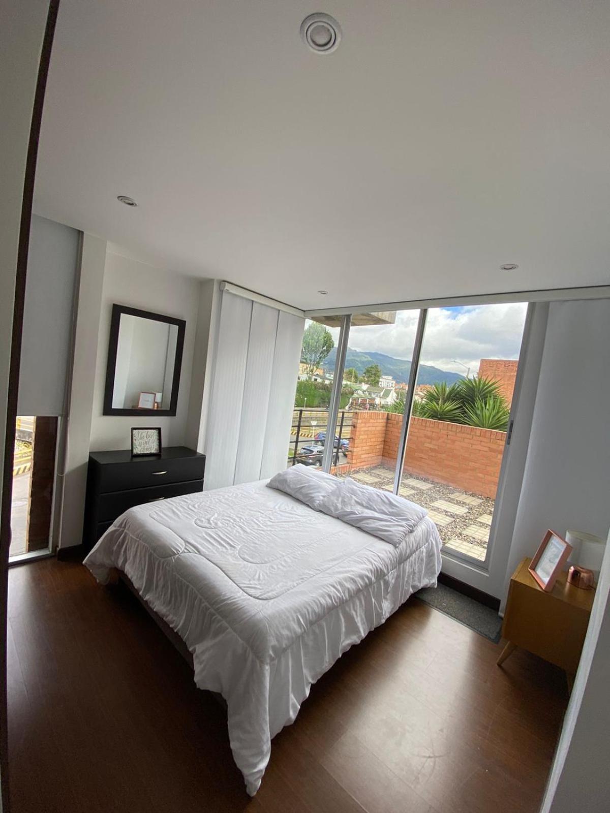 Apartamento con terraza privada- Clinica Reina Sofía