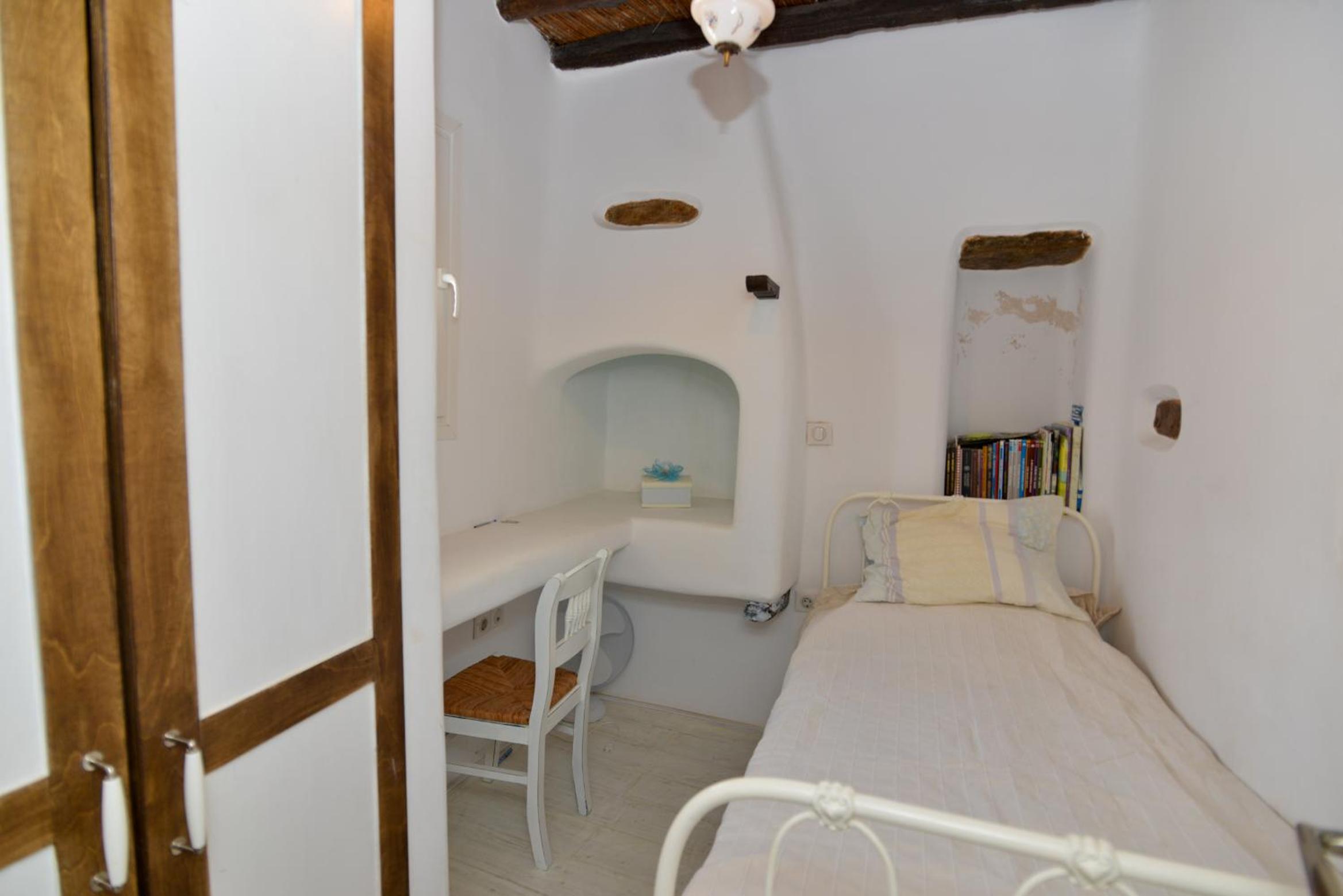 Mykonos 4 bedroom Cycladic home with free parking photo 2
