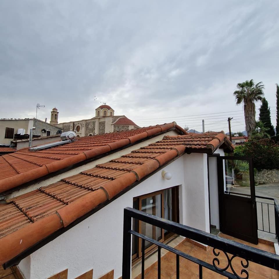 THE ROCK HOUSE - Beautiful countryside with mandarins oranges and olive trees,. Near Limassol at Eptagonia village.