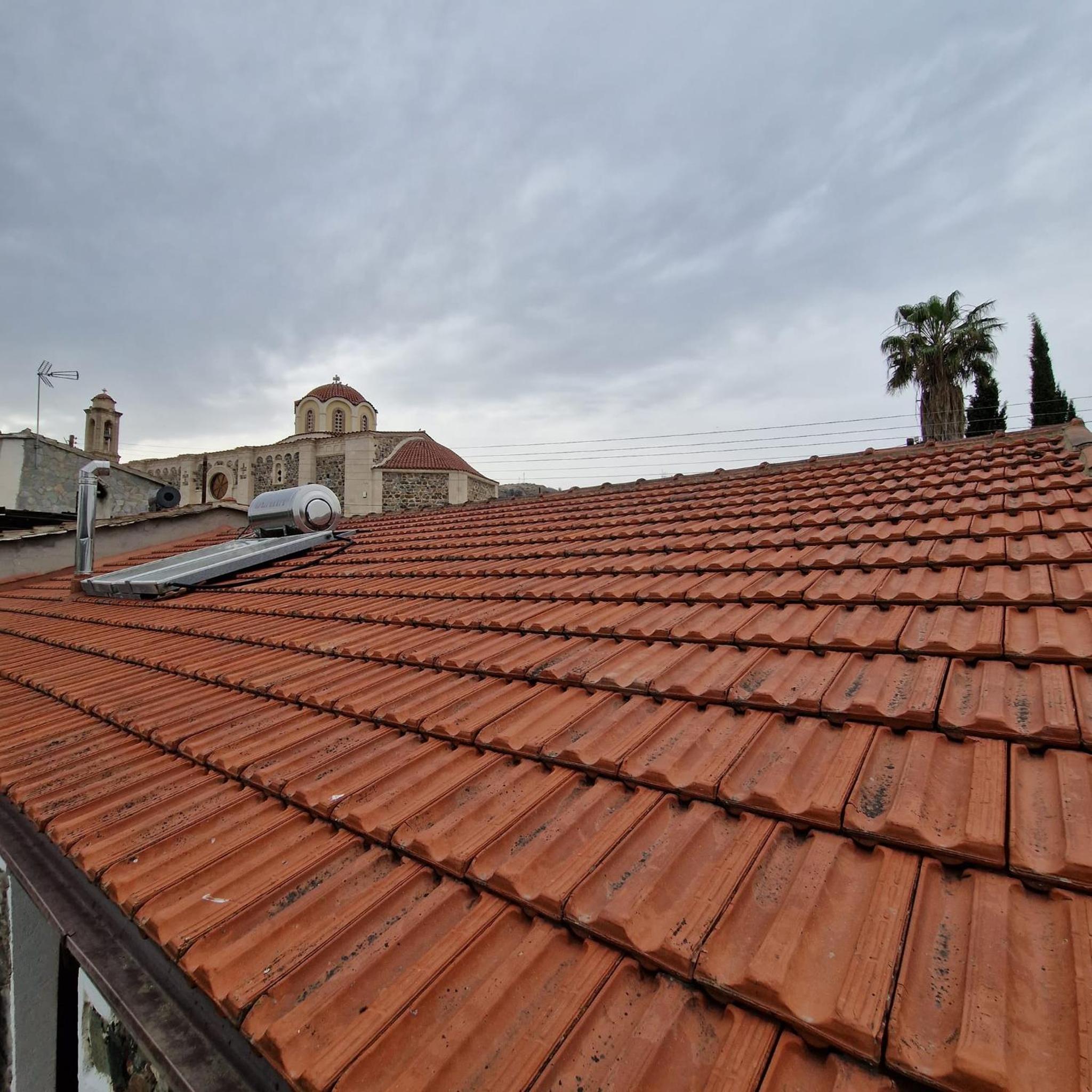 THE ROCK HOUSE - Beautiful countryside with mandarins oranges and olive trees,. Near Limassol at Eptagonia village.