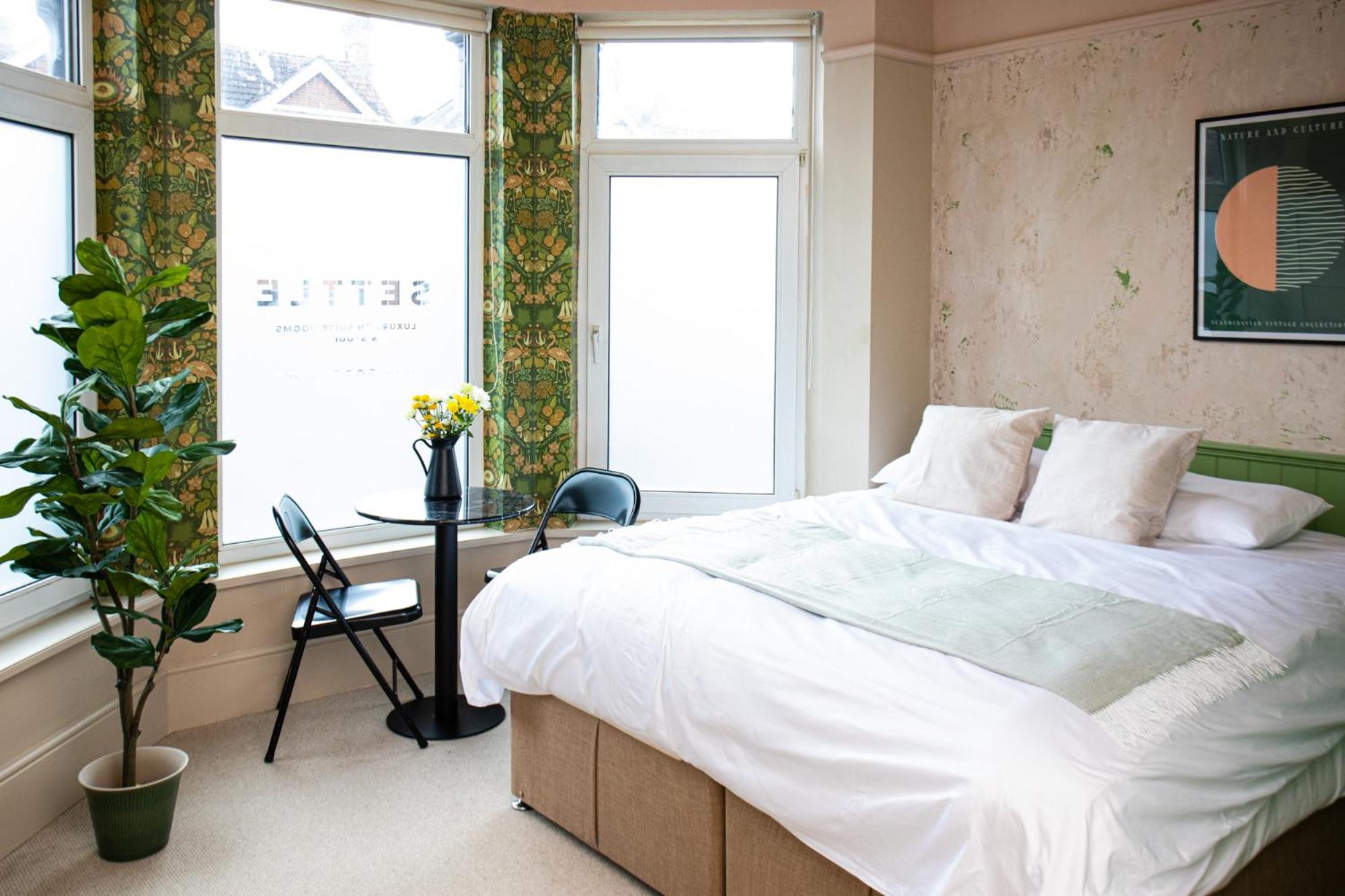 Settle in Southampton - Stylish Self Check-In Rooms & Suites view 5