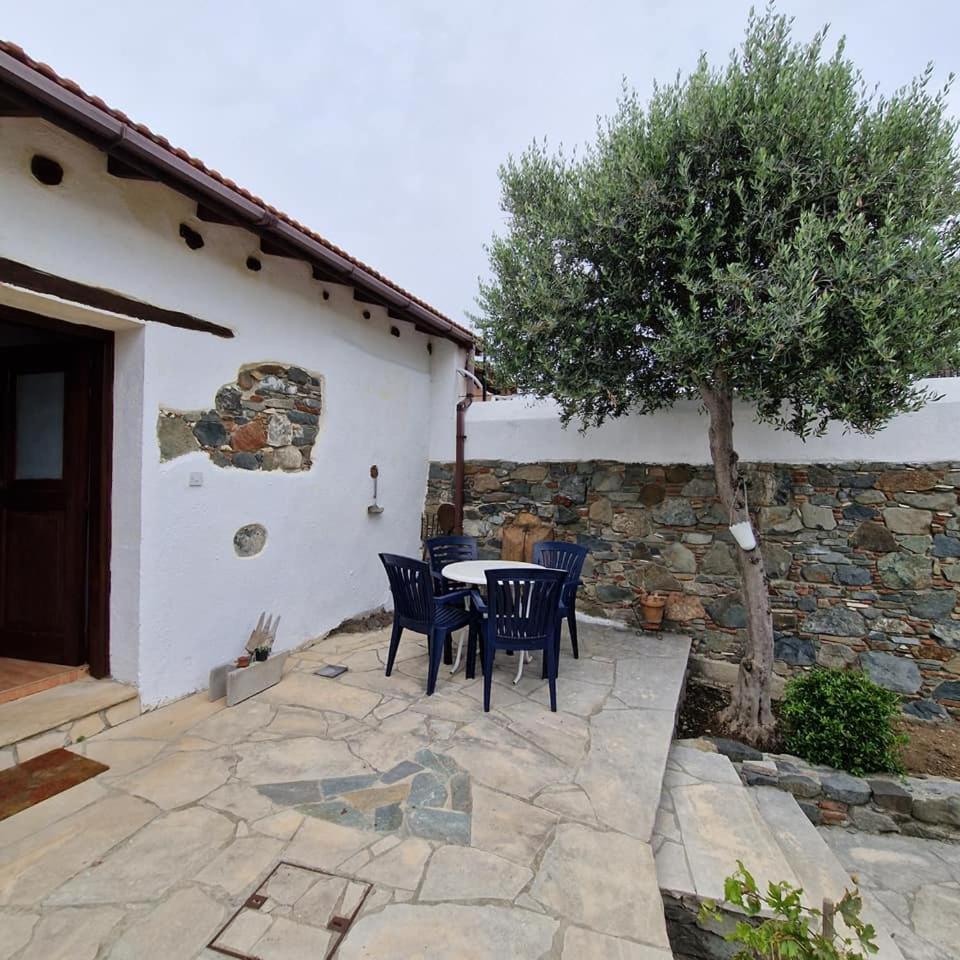THE ROCK HOUSE - Beautiful countryside with mandarins oranges and olive trees,. Near Limassol at Eptagonia village.
