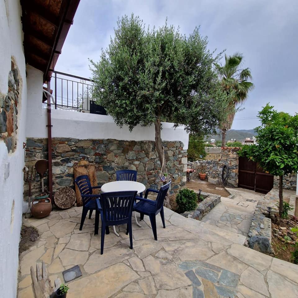 THE ROCK HOUSE - Beautiful countryside with mandarins oranges and olive trees,. Near Limassol at Eptagonia village.