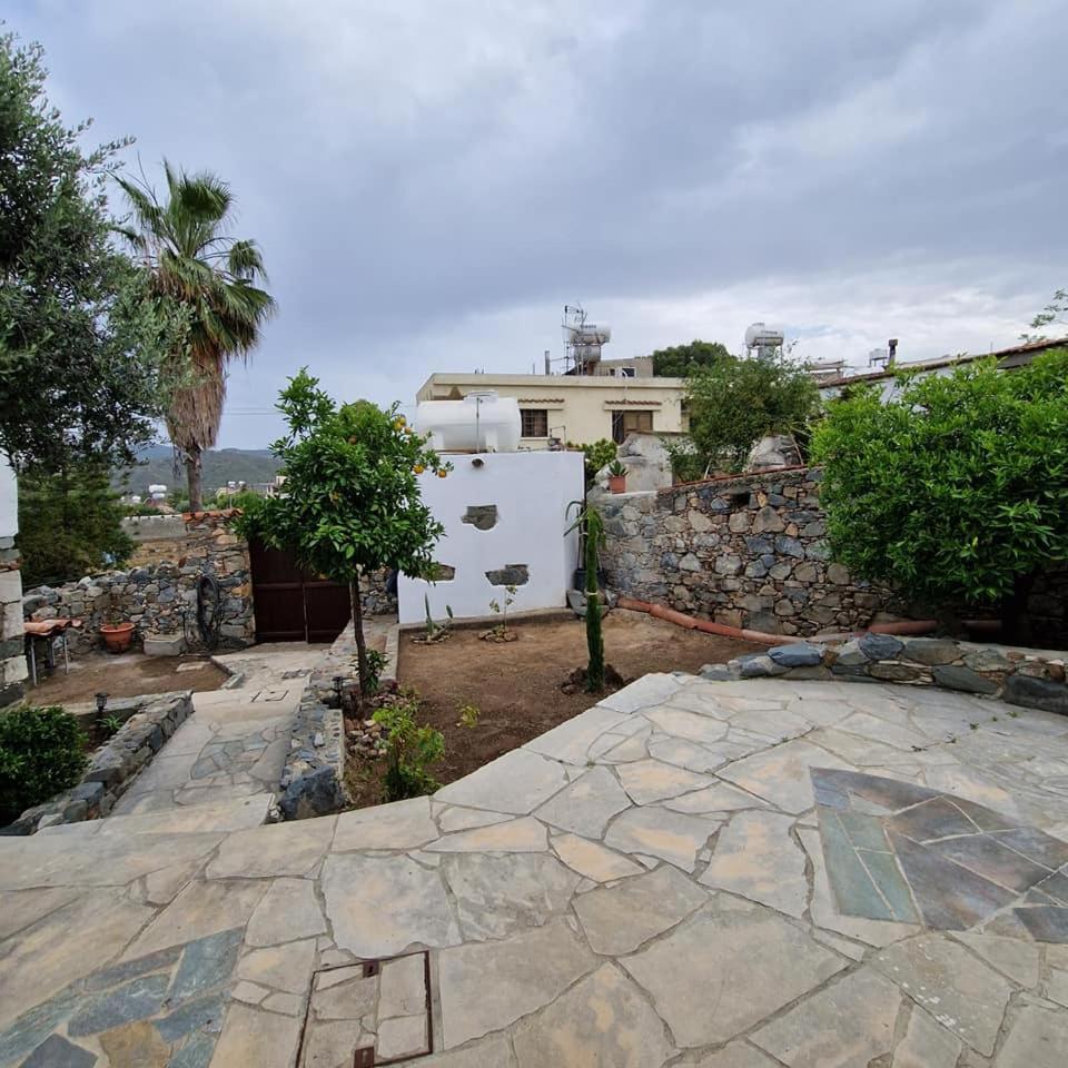 THE ROCK HOUSE - Beautiful countryside with mandarins oranges and olive trees,. Near Limassol at Eptagonia village.