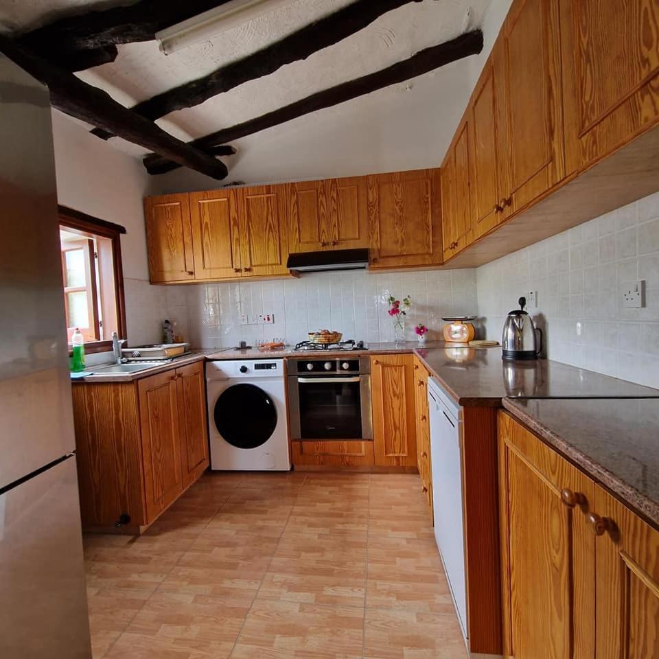 THE ROCK HOUSE - Beautiful countryside with mandarins oranges and olive trees,. Near Limassol at Eptagonia village.