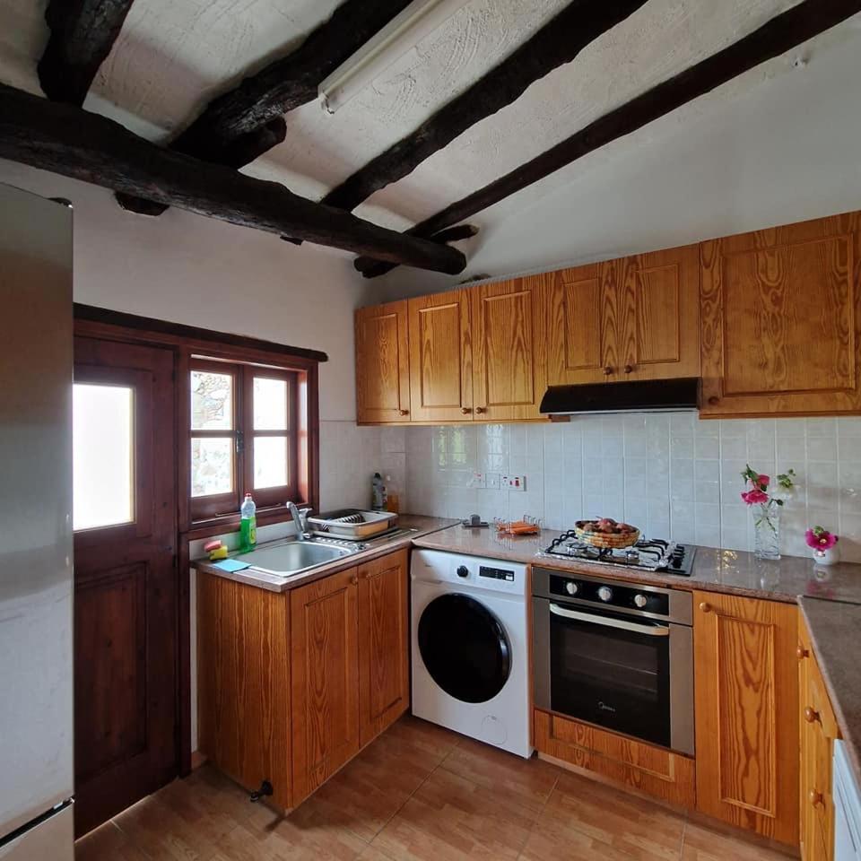 THE ROCK HOUSE - Beautiful countryside with mandarins oranges and olive trees,. Near Limassol at Eptagonia village.