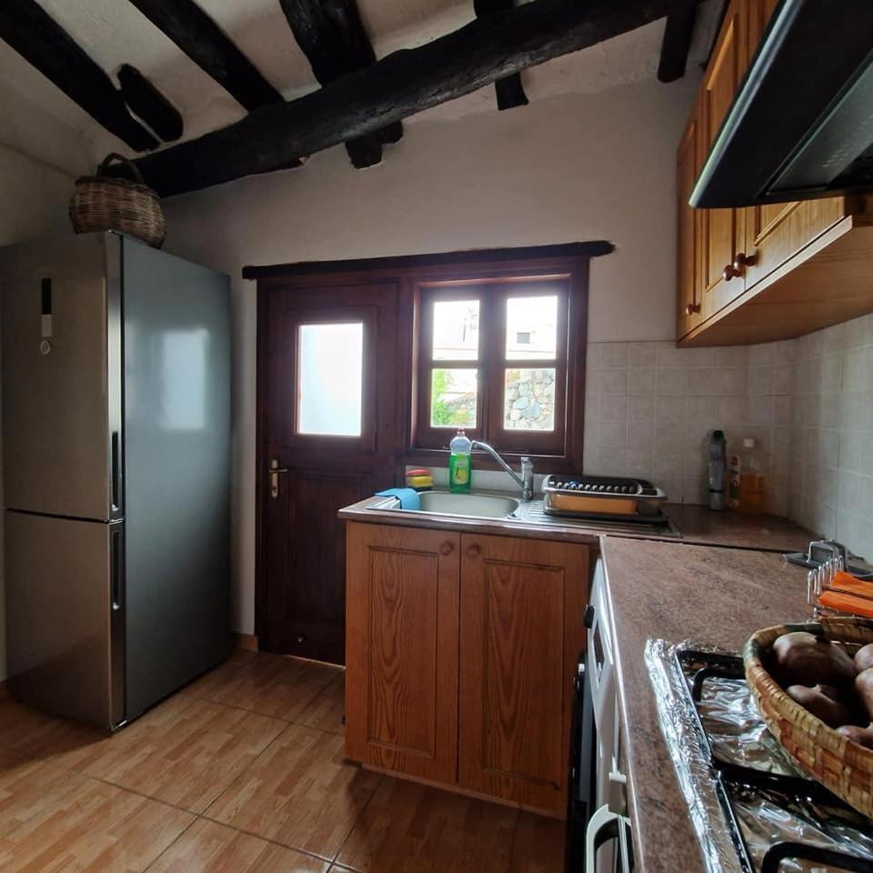 THE ROCK HOUSE - Beautiful countryside with mandarins oranges and olive trees,. Near Limassol at Eptagonia village.