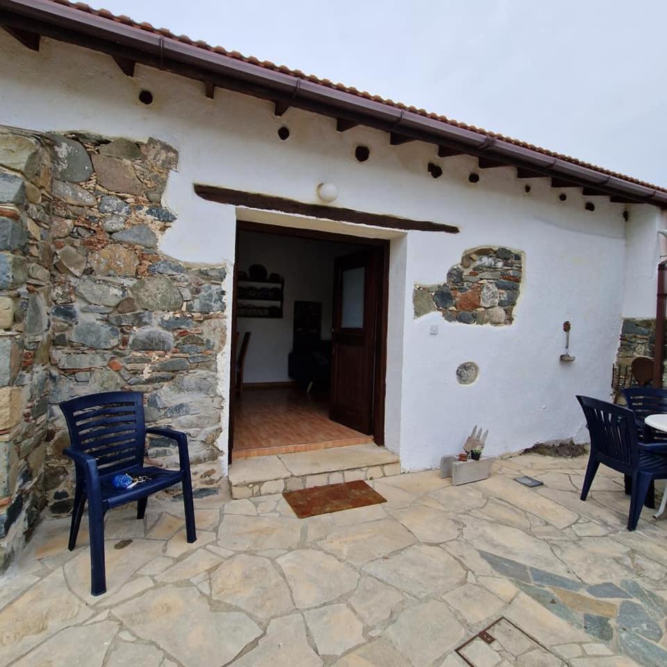 THE ROCK HOUSE - Beautiful countryside with mandarins oranges and olive trees,. Near Limassol at Eptagonia village.