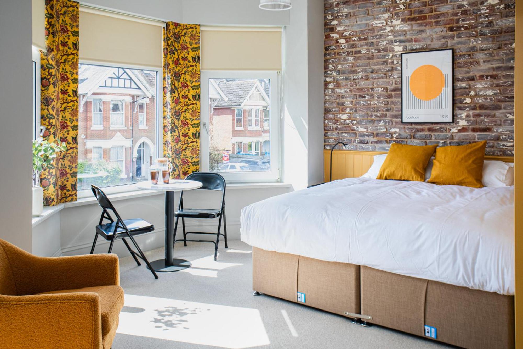 Settle in Southampton - Stylish Self Check-In Rooms & Suites view 2