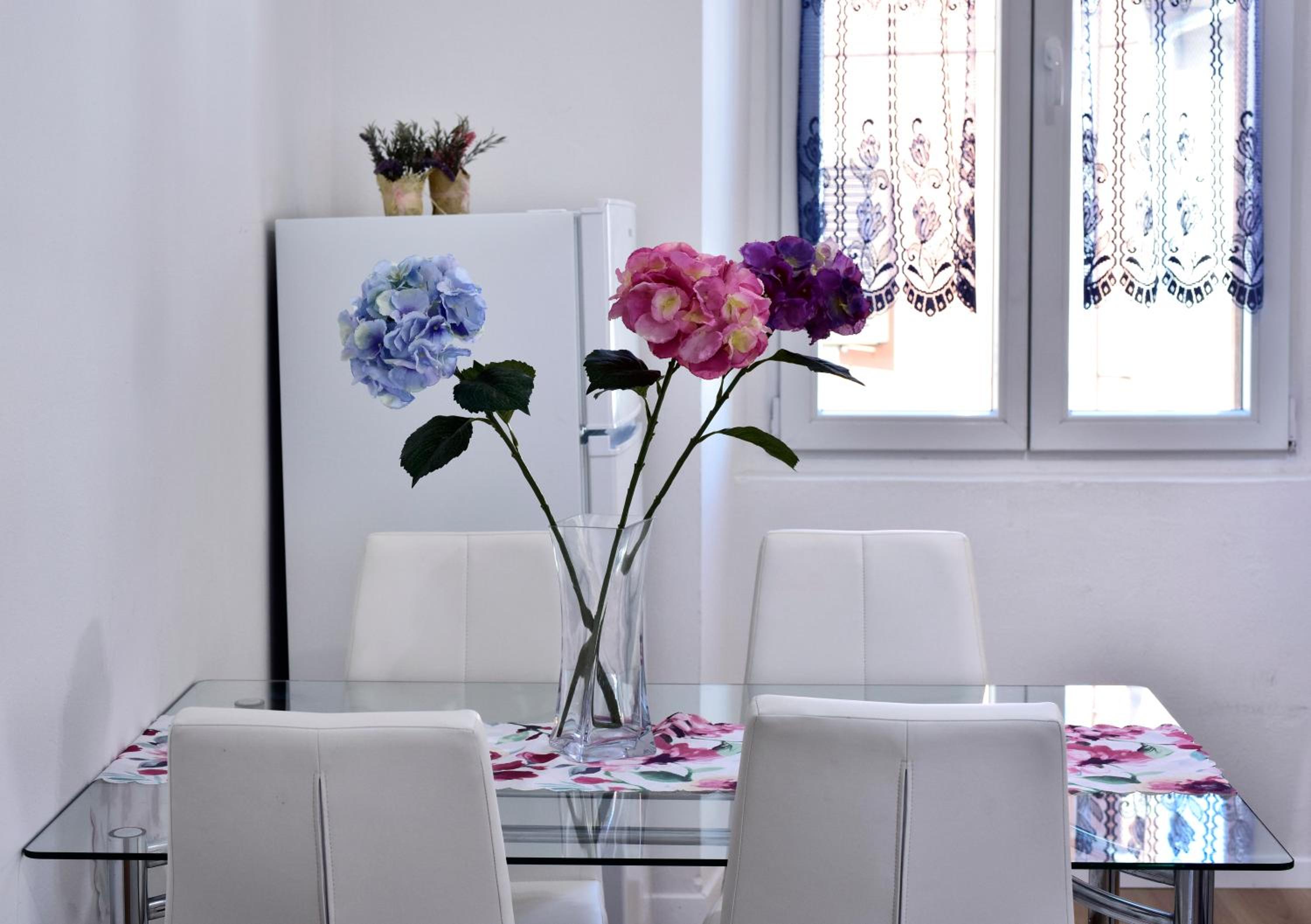 Aria two bedroom apartment with terrace in the center