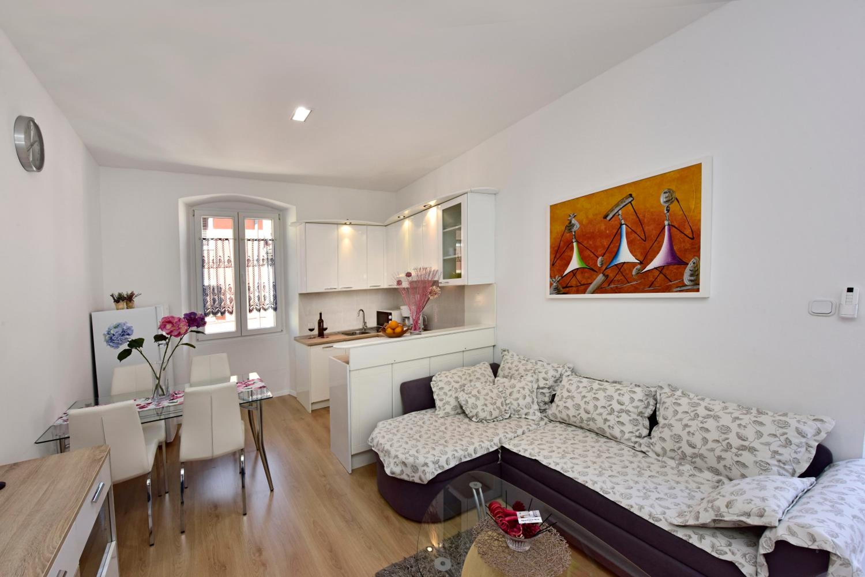 Aria two bedroom apartment with terrace in the center