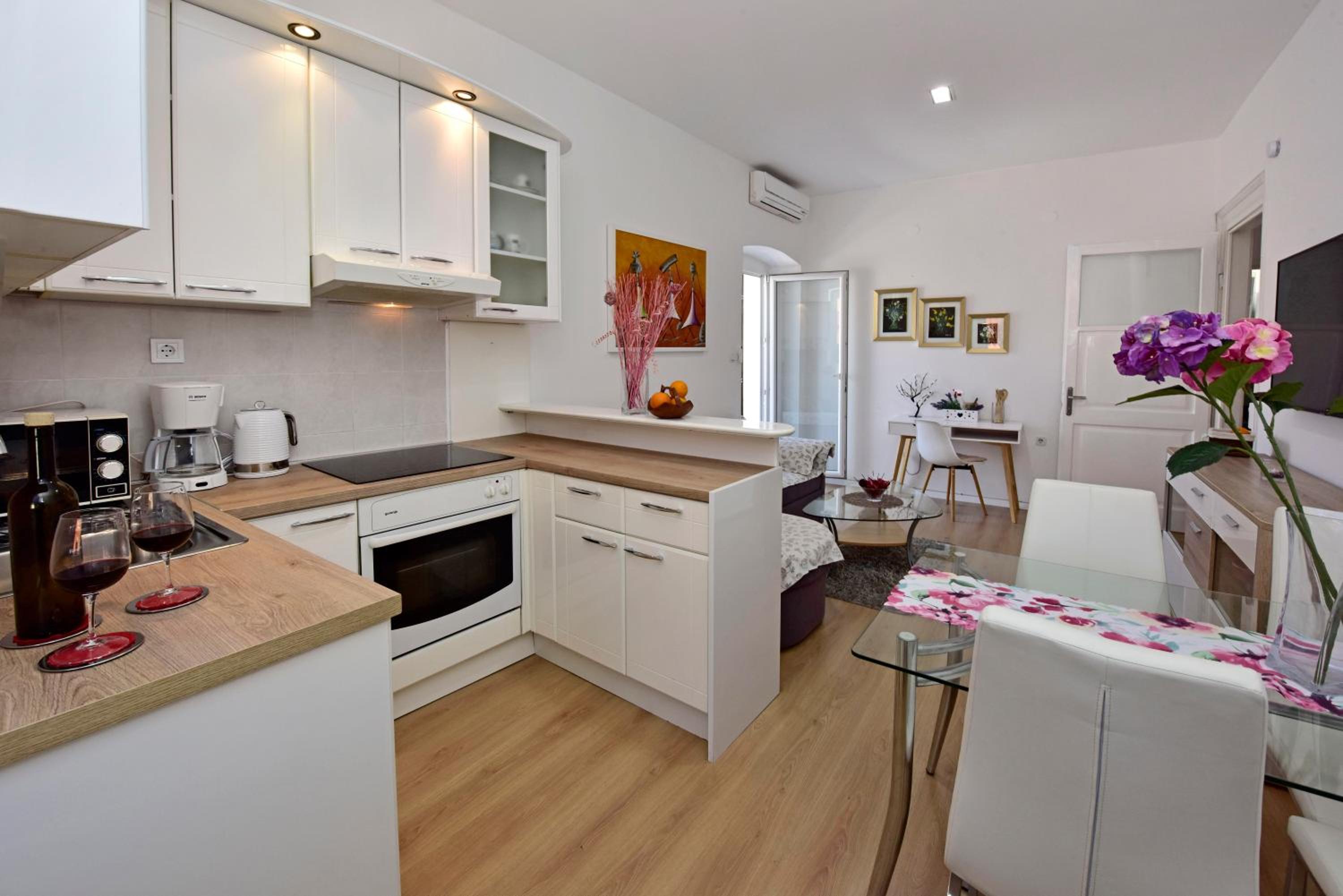 Aria two bedroom apartment with terrace in the center