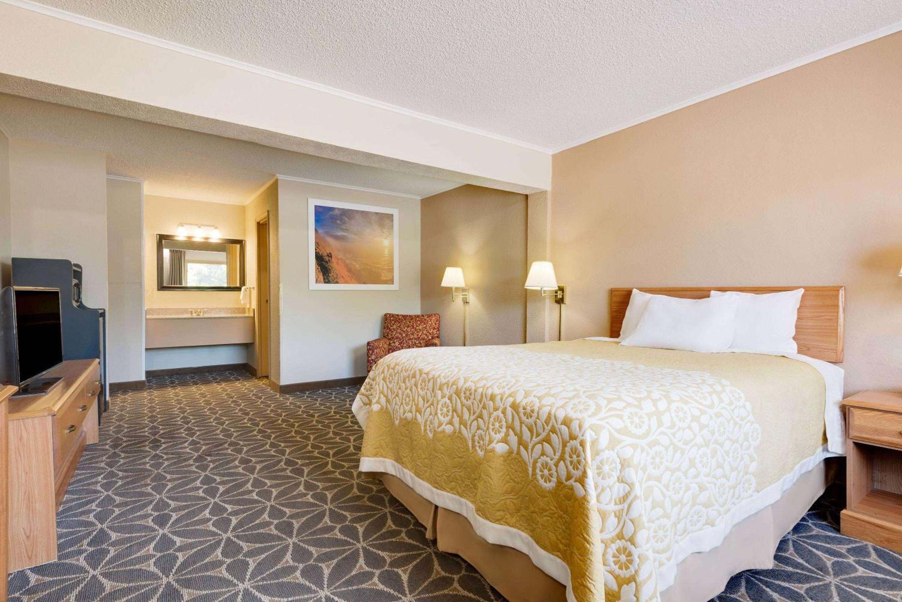 Days Inn by Wyndham Fairmont view 5