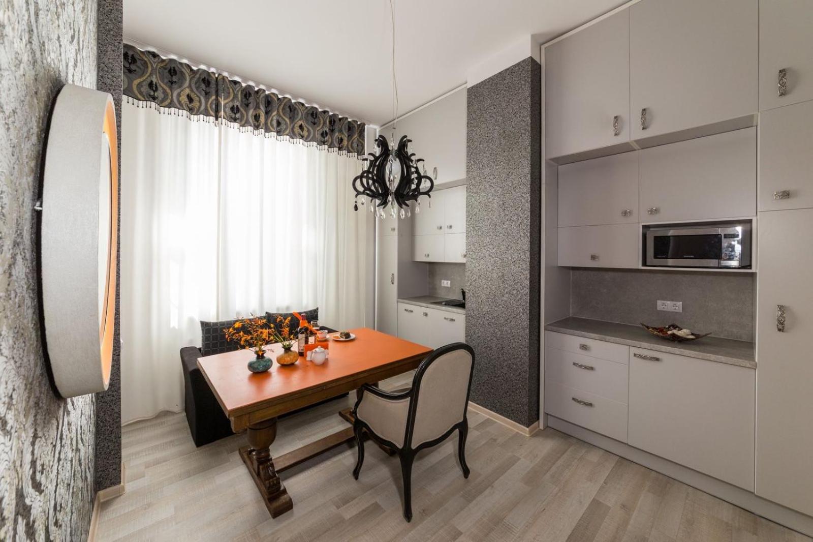 Avers House