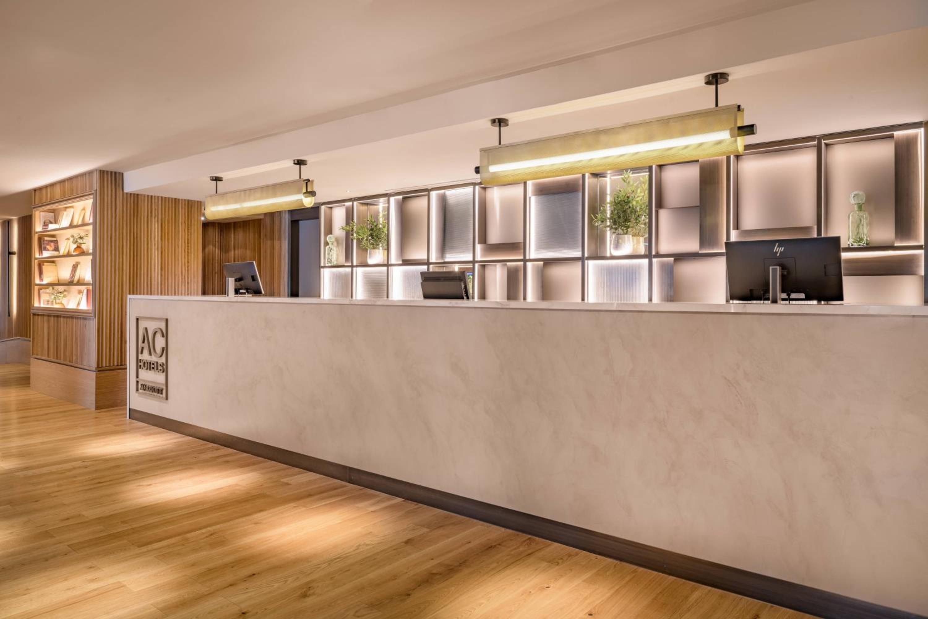 AC Hotel Avenida de América by Marriott en Madrid — recepcion & lobby