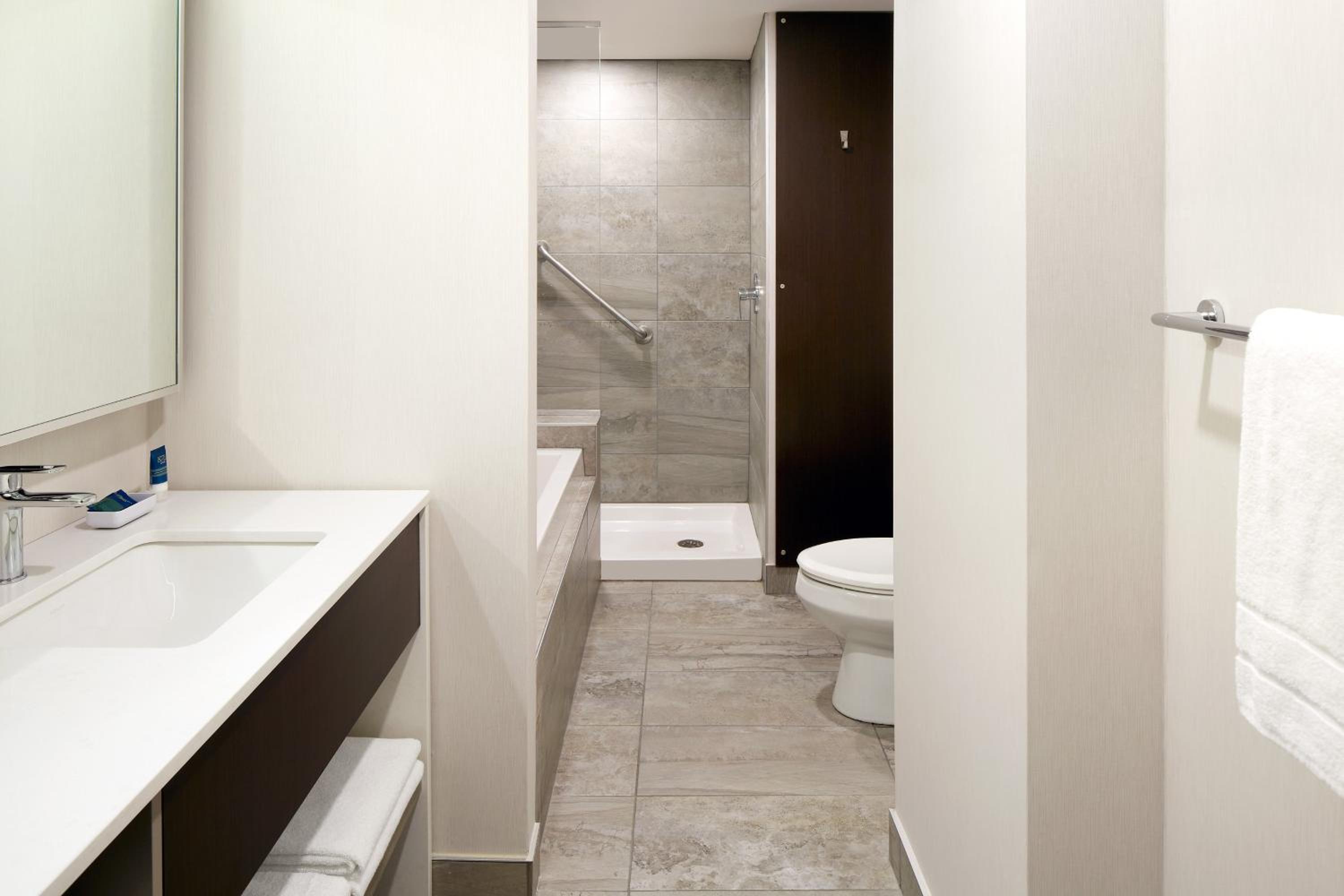 Levis Vacations - Four Points by Sheraton Levis Convention Centre - Property Image 1