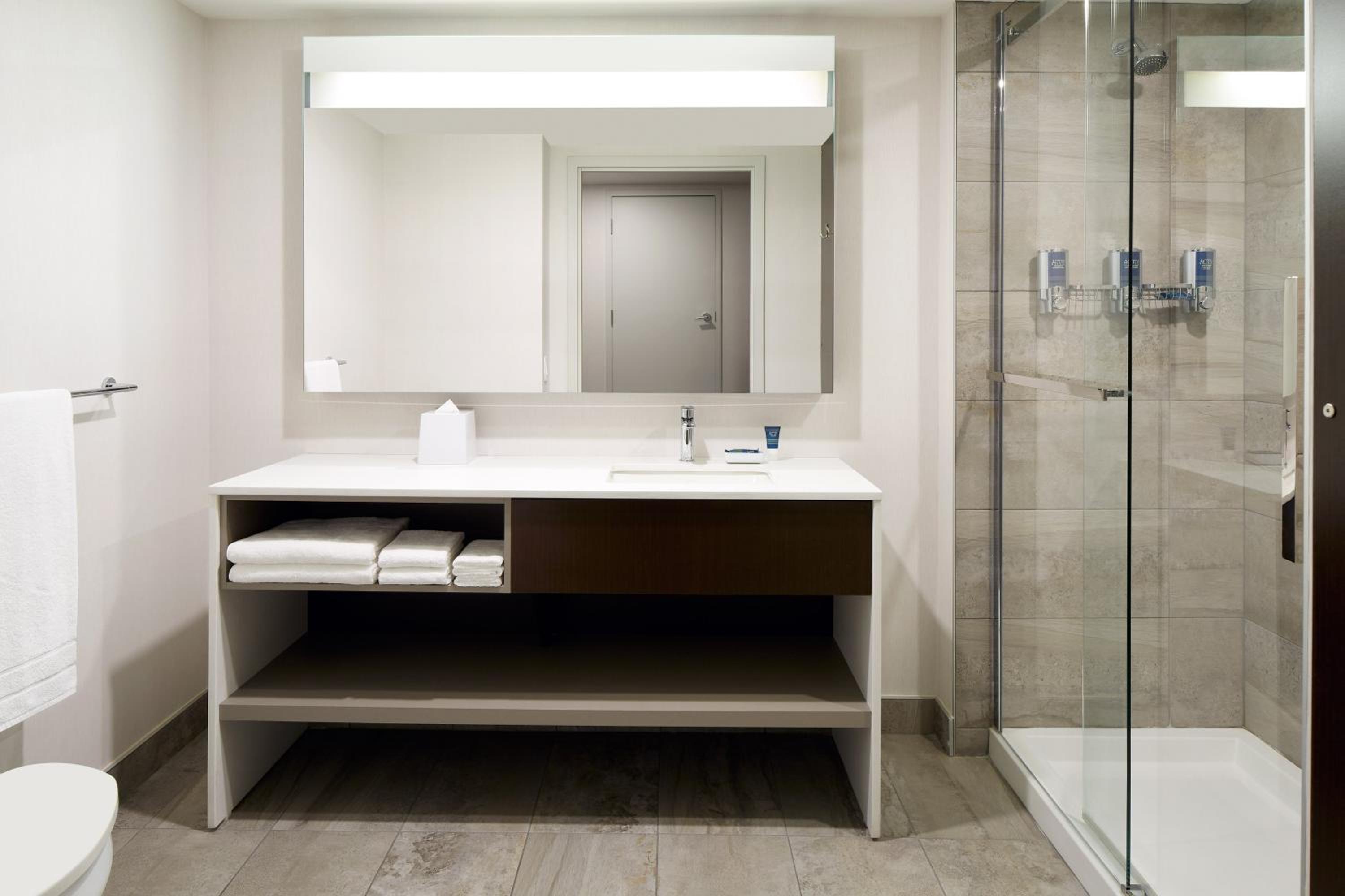 Levis Vacations - Four Points by Sheraton Levis Convention Centre - Property Image 32