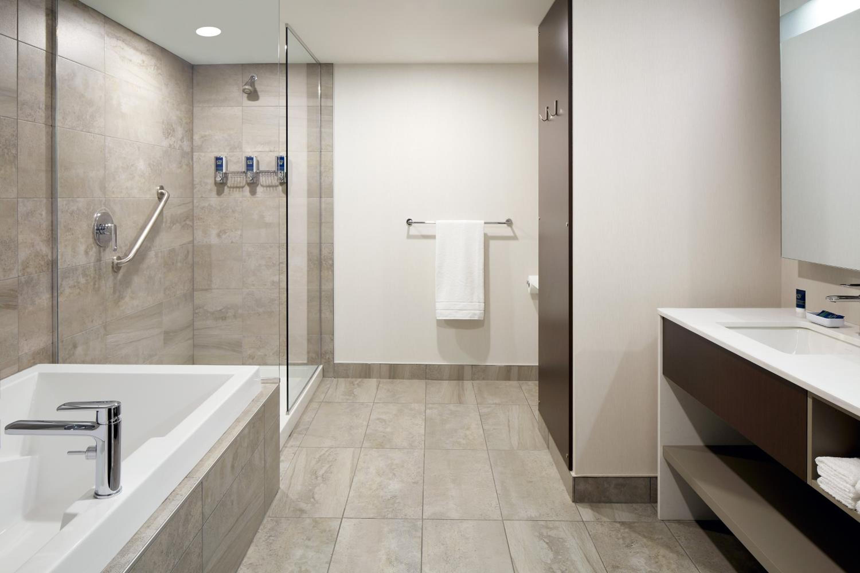 Levis Vacations - Four Points by Sheraton Levis Convention Centre - Property Image 35