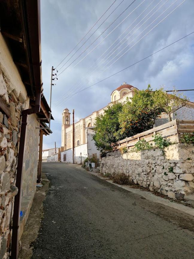 THE ROCK HOUSE - Beautiful countryside with mandarins oranges and olive trees,. Near Limassol at Eptagonia village.