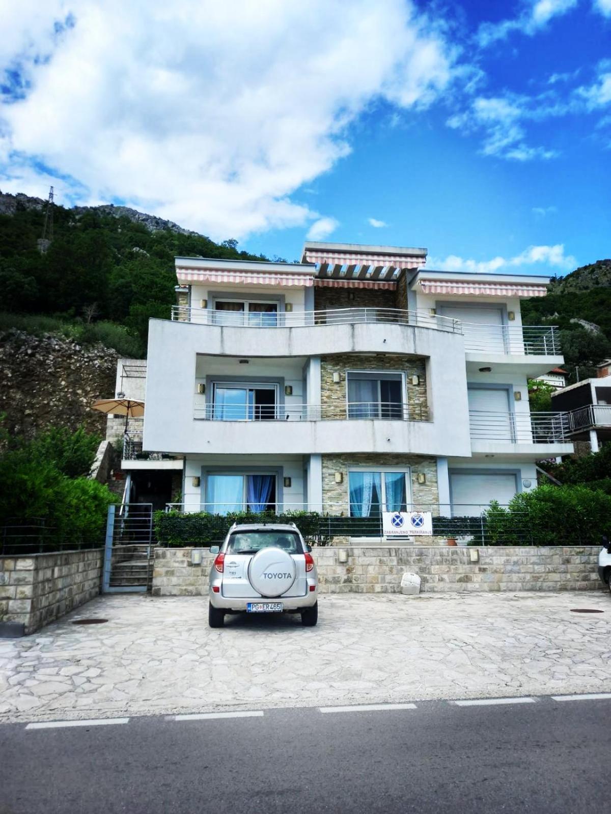 Ariya mare apartman Risan Montenegro, na plaži view 5