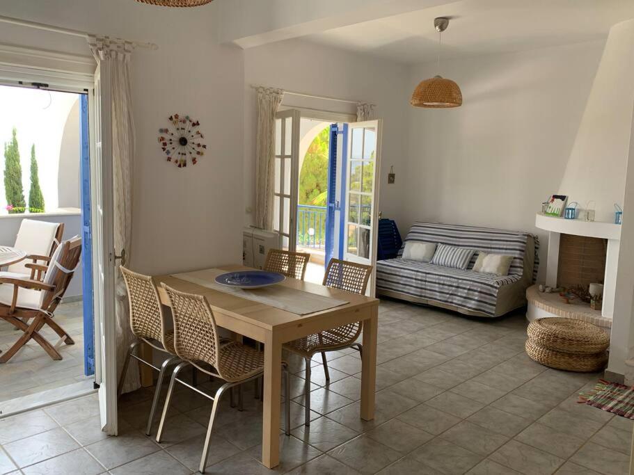 Beautiful summer house 5' from the beach