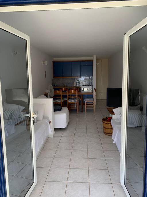 Beautiful summer house 5' from the beach
