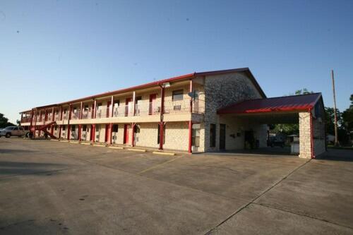 Victoria Vacations - Americas Best Value Inn - Edna - Property Image 2