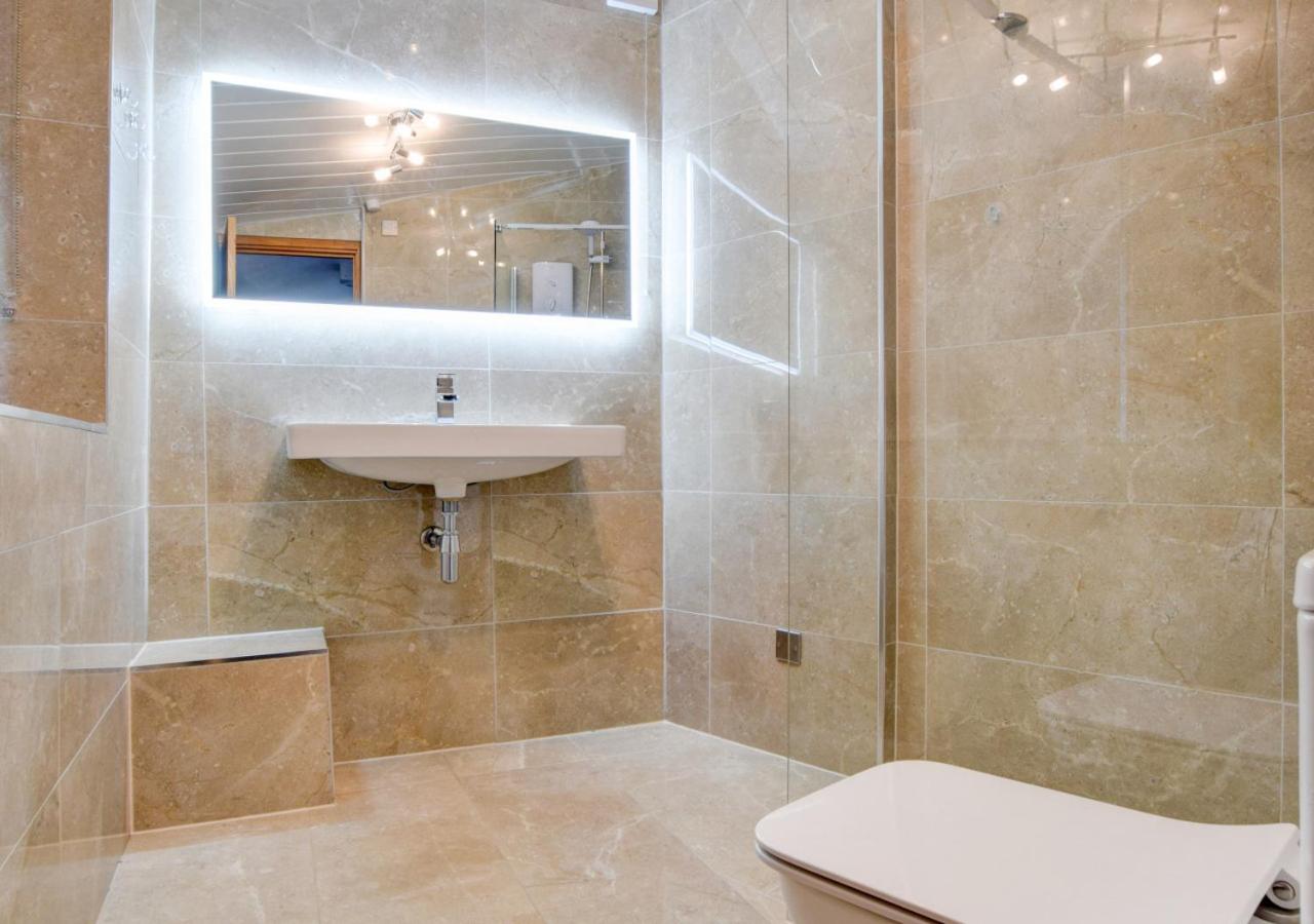 1 Bed in Clappersgate oc-gl083