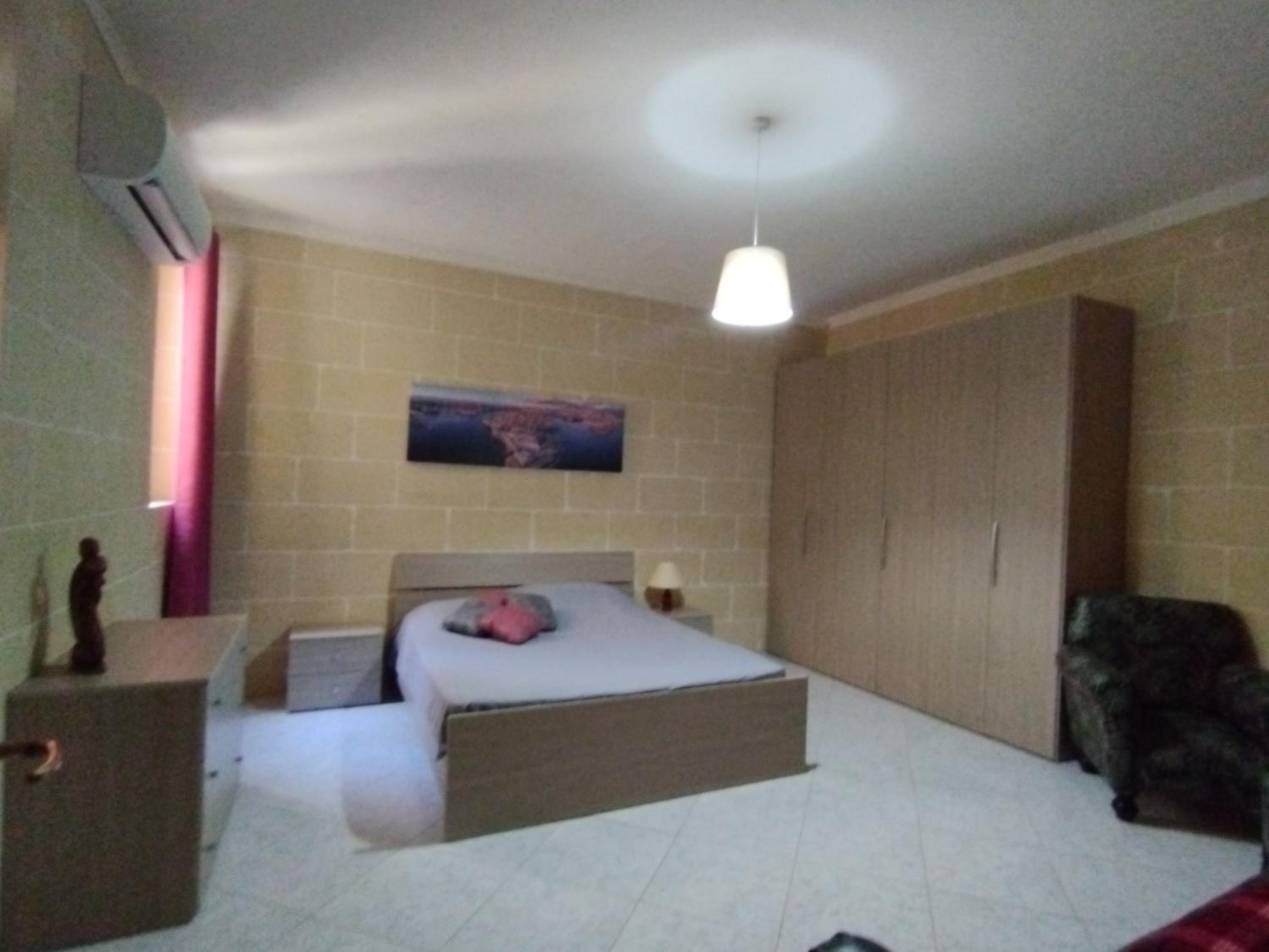 Spacious Apt Xlendi with views & Acs using a coin meter