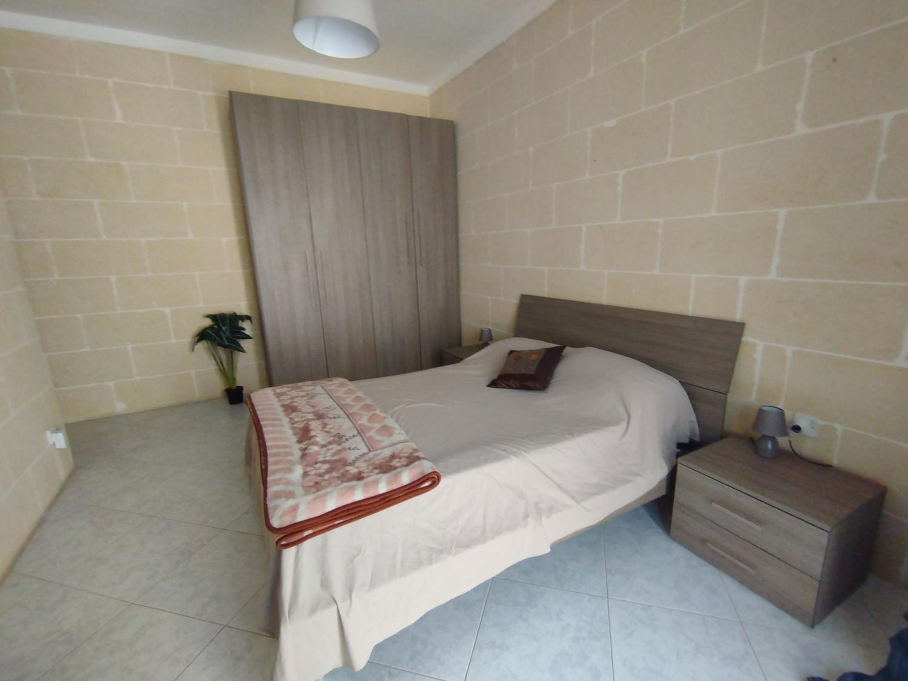 Spacious Apt Xlendi with views & Acs using a coin meter