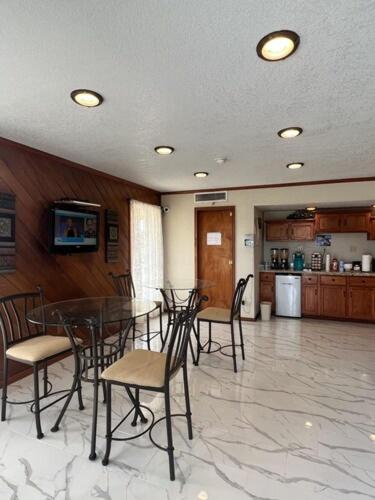 Americas Best Value Inn - Edna - Property Image 12