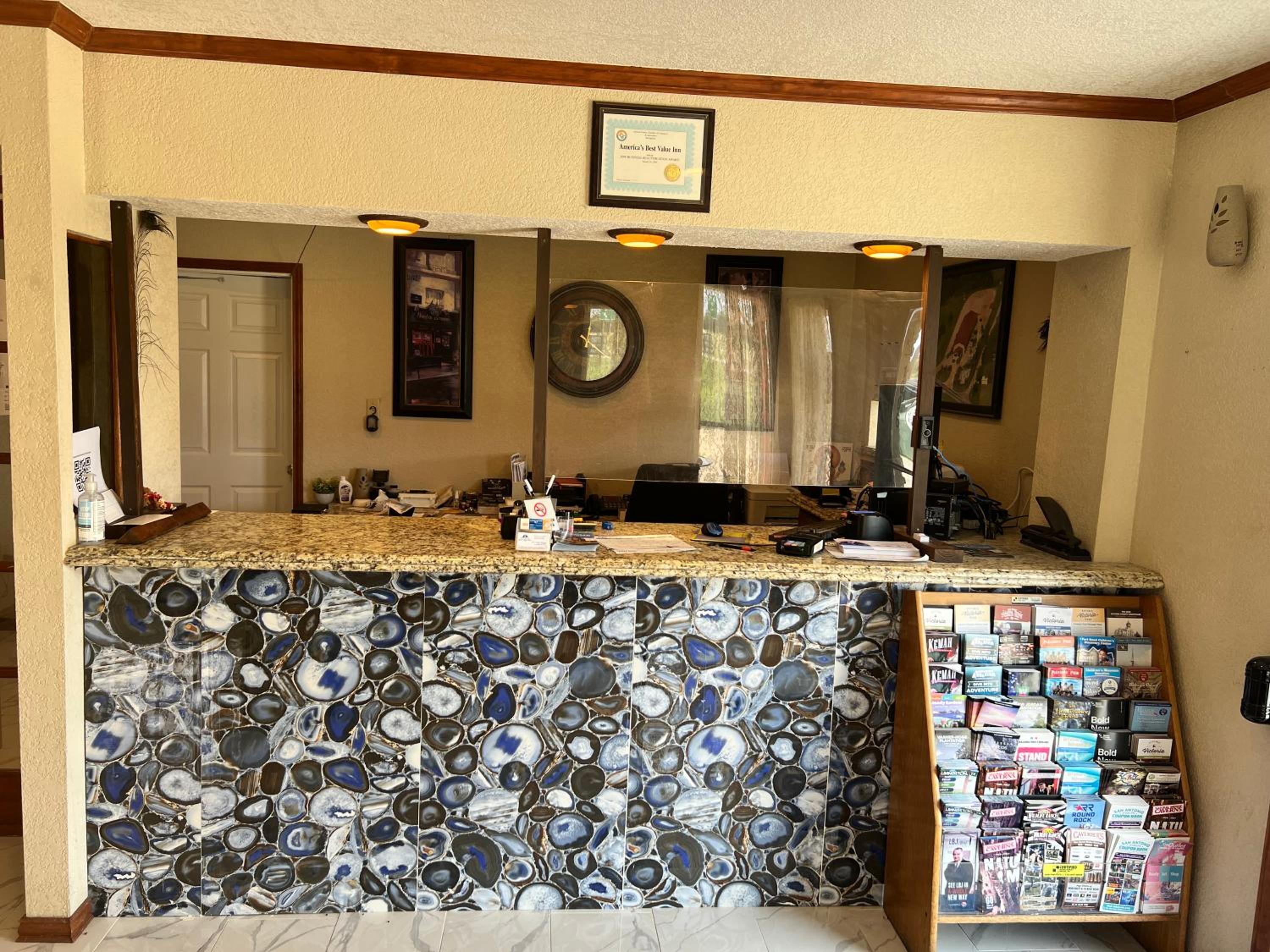 Victoria Vacations - Americas Best Value Inn - Edna - Property Image 1