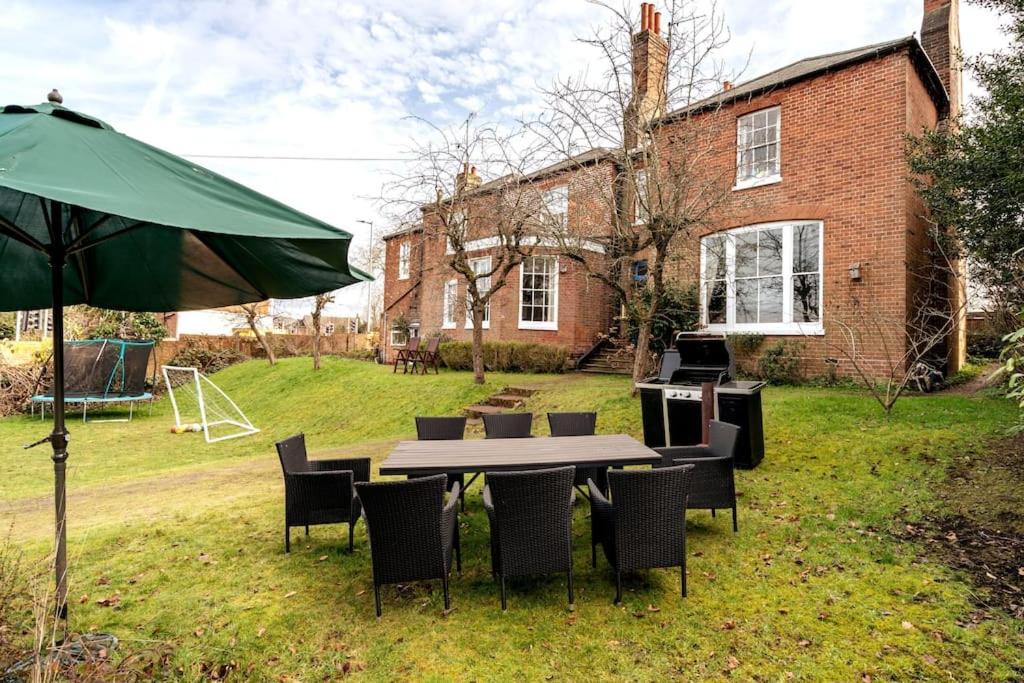 Perfect Family & Friends Home, Free Parking Security Onsite view 5