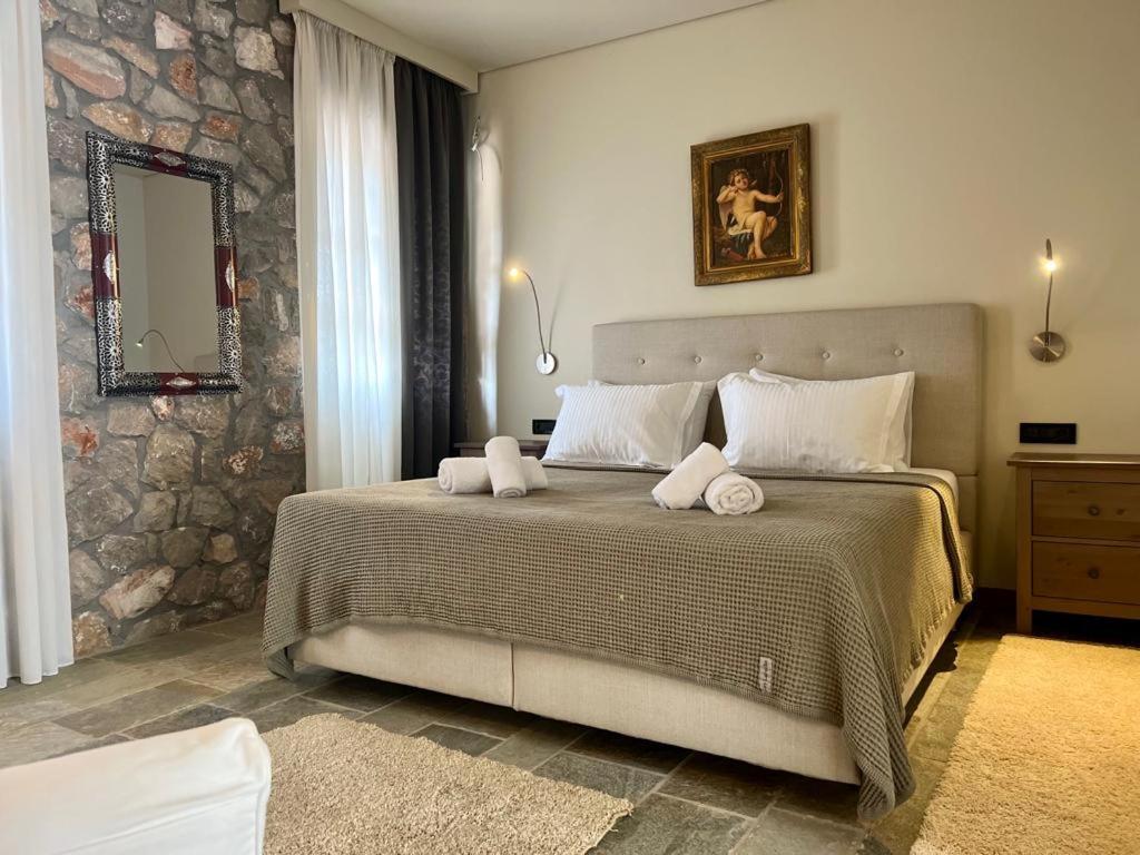 Hermione Hills Luxury Cottage by Goutos Luxury Living