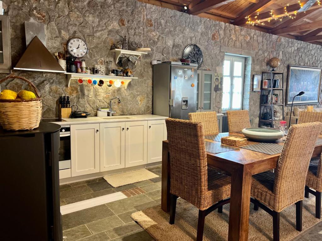 Hermione Hills Luxury Cottage by Goutos Luxury Living
