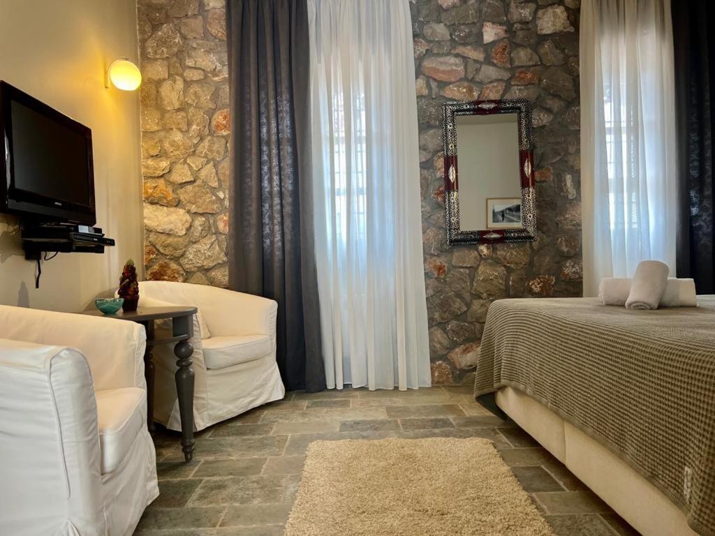 Hermione Hills Luxury Cottage by Goutos Luxury Living