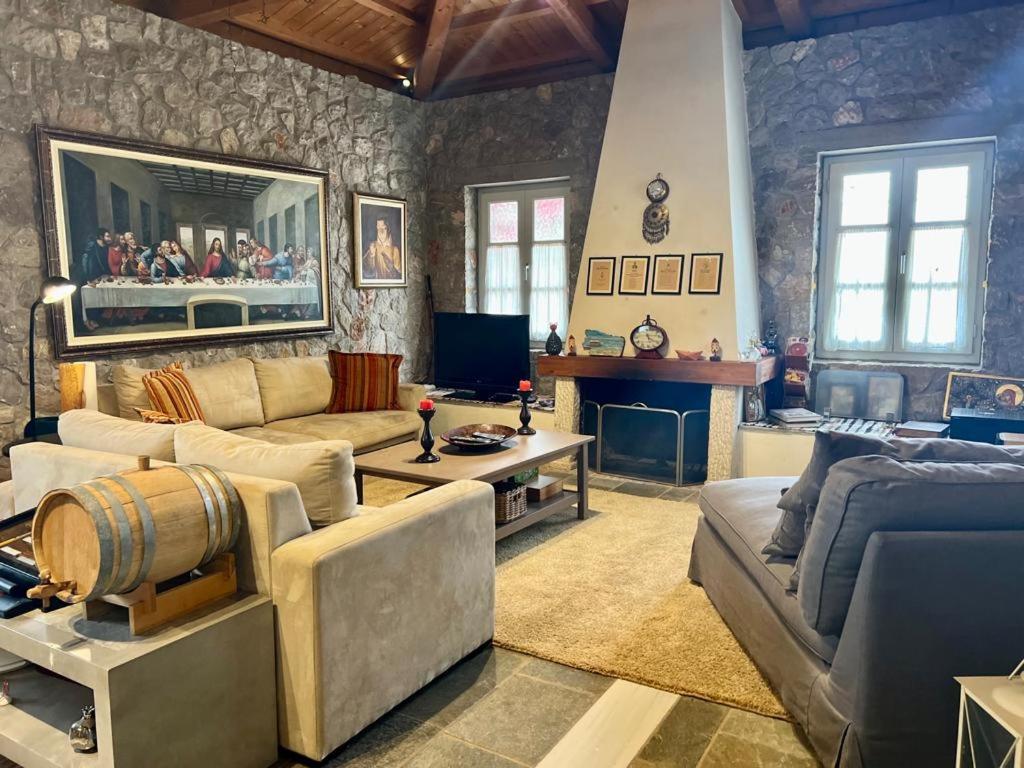 Hermione Hills Luxury Cottage by Goutos Luxury Living