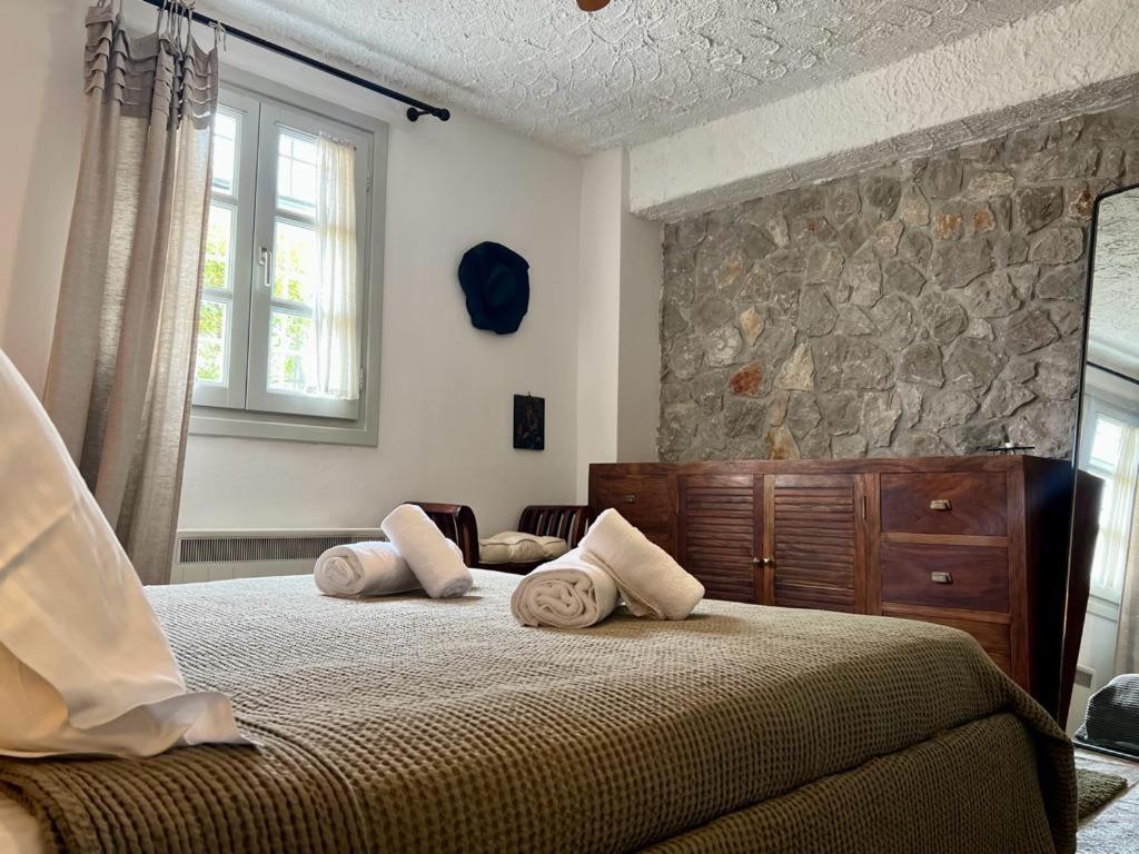 Hermione Hills Luxury Cottage by Goutos Luxury Living