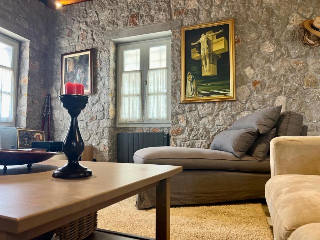 Hermione Hills Luxury Cottage by Goutos Luxury Living