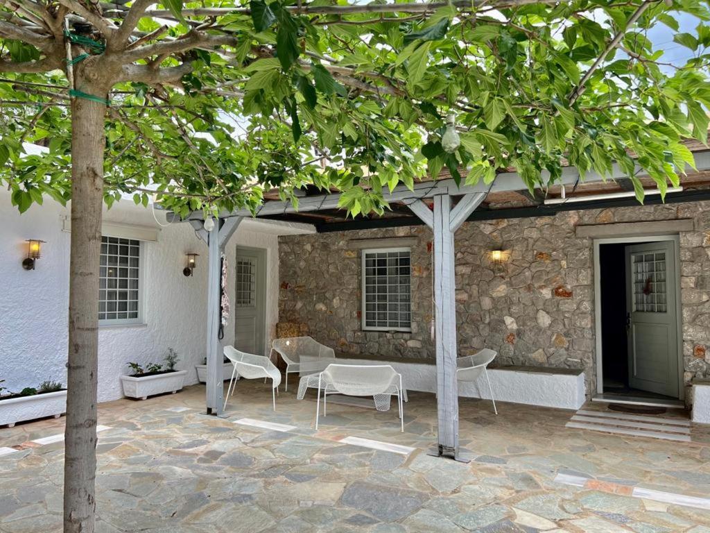 Hermione Hills Luxury Cottage by Goutos Luxury Living