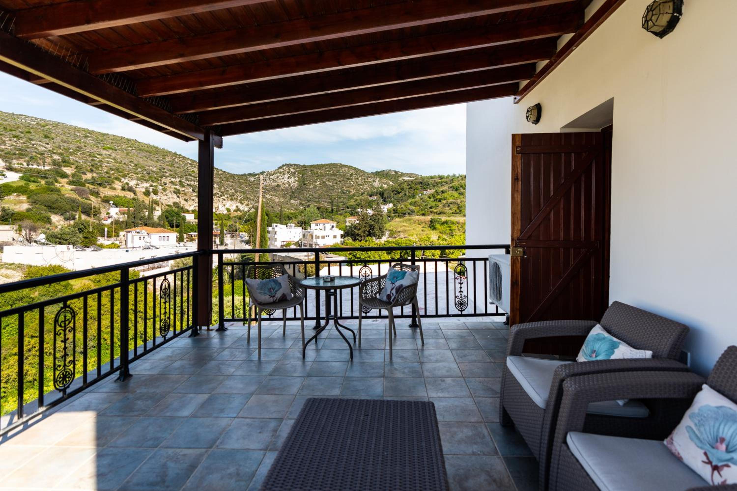 Steni Traditional Studio Apartment view 5